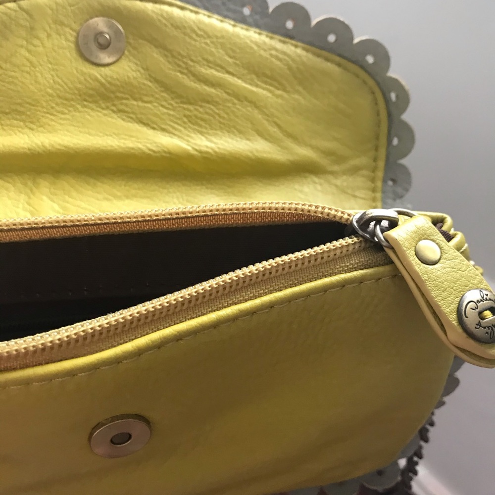 Scalloped edge wristlet - Picture 2 of 2